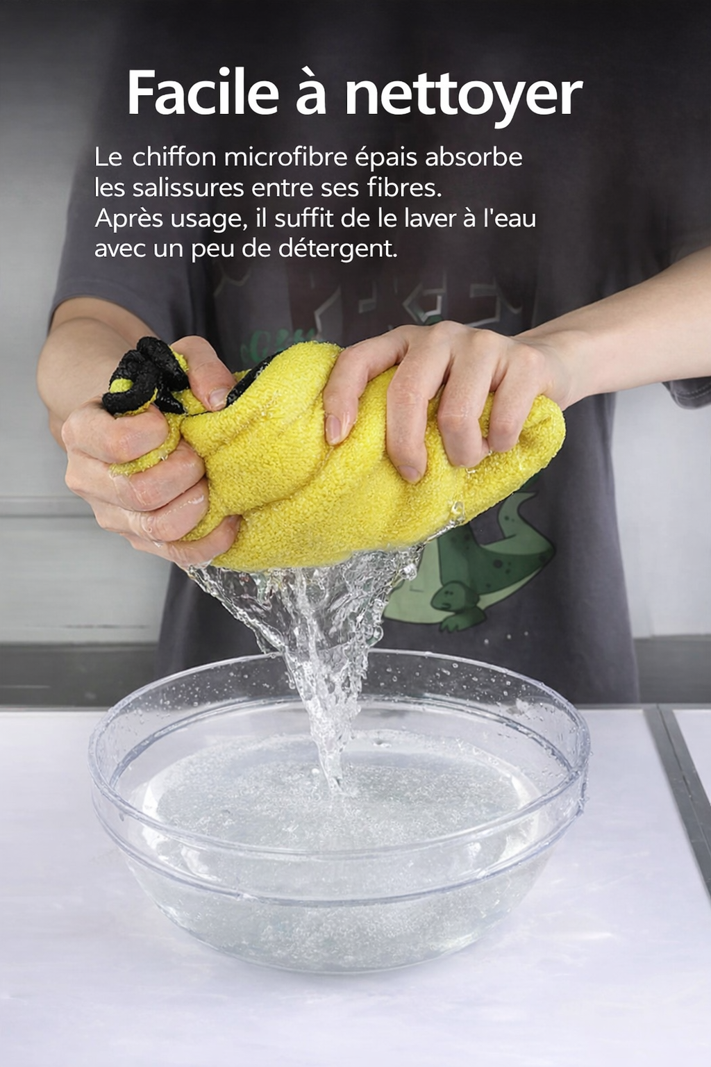 Personne essorant un chiffon microfibre jaune épais au-dessus d’un bassin d’eau savonneuse, avec le texte “Facile à nettoyer” expliquant qu’il suffit de le laver à l’eau avec un peu de détergent après usage.